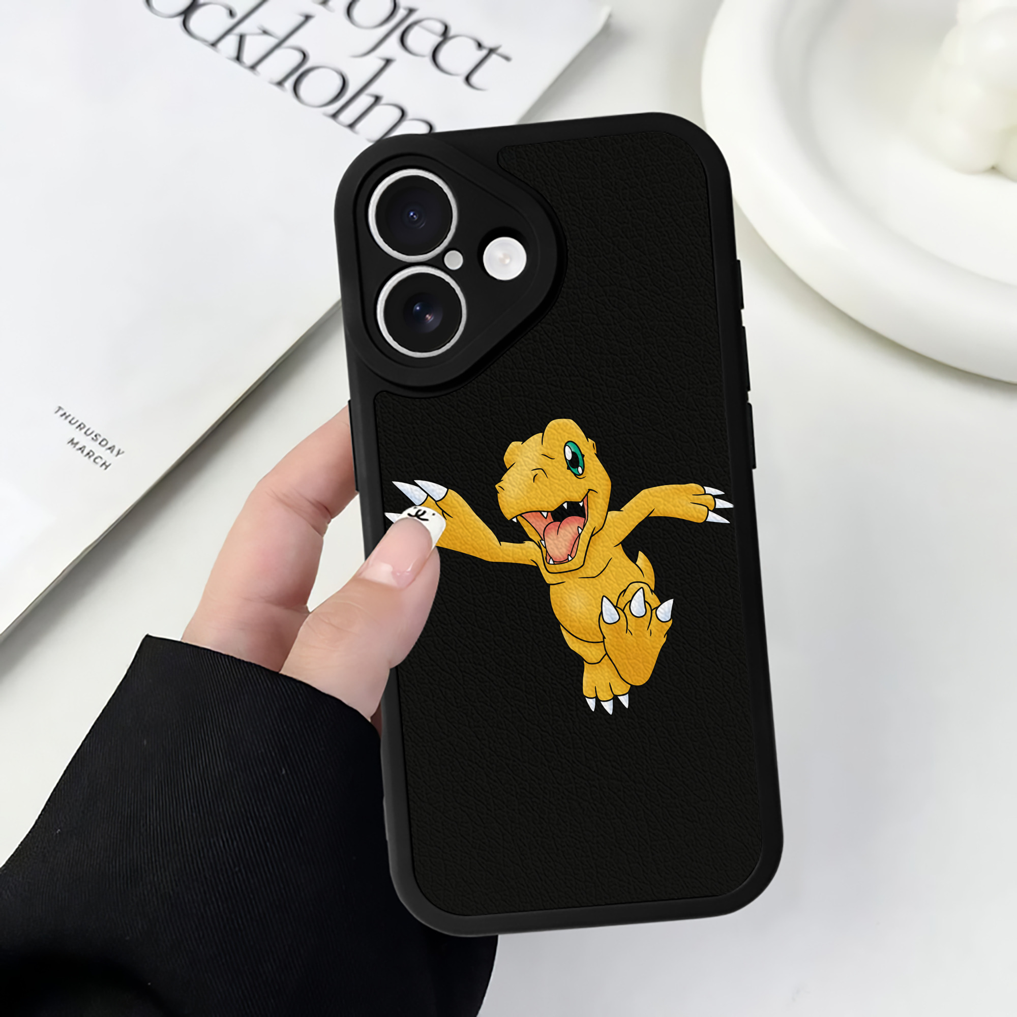 （画像用） Digimon デジタルモンスター/デジモン 【iPhone 16シリーズ対応】シリコンスマホケース（レザー調） 材質：シリコン